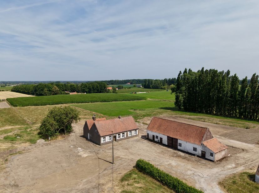 Deze charmante hoeve, gelegen in de Bellegemstraat 3 te Kruishoutem bevindt zich op een ruim perceel van ongeveer 1,6 hectare en biedt een combinatie