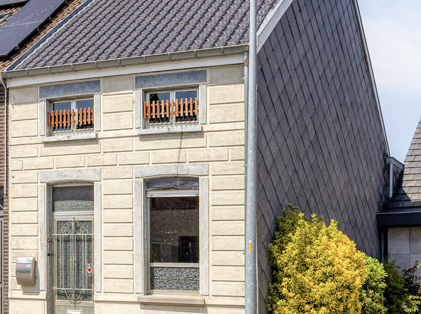 Ontdek deze op te frissen woning met knappe afgesloten tuin en terras gelegen in de Hogeweg ter hoogte van nr. 122. De woning bevindt zich op een guns