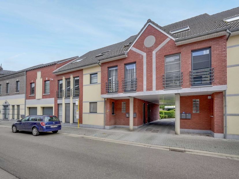 Dit instapklaar duplex appartement met een ruime en praktische indeling ligt in een rustige straat in Riemst.<br />
Via de inkomhal met apart gastento