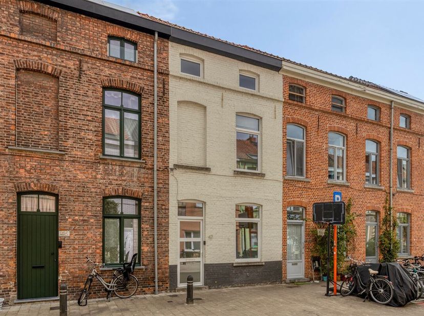 Ontdek deze charmante, volledig gerenoveerde woning in de Limbastraat 47 te Gent, gelegen nabij Dok Noord.<br />
Deze instapklare woning combineert ee