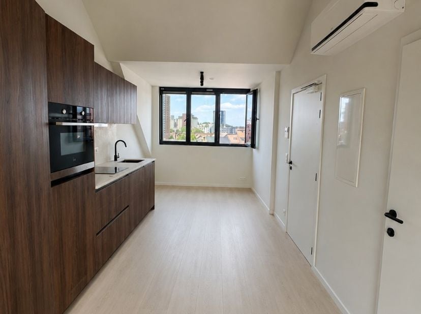 Deze prachtige bemeubelde studio is gelegen in de bruisende stad Leuven, in de residentie MALOU. De studio is recent gerenoveerd in 2026 en biedt een