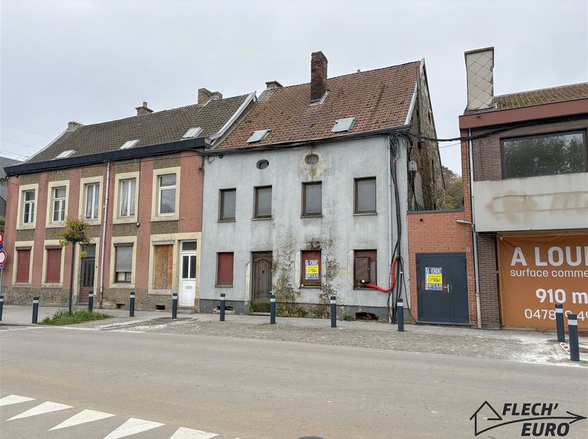 PEPINSTER, situé sur un axe principal, cette maison est à rénover entièrement. Elle se compose au rez-de-chaussée d'un hall d'entrée, un séjour, une c