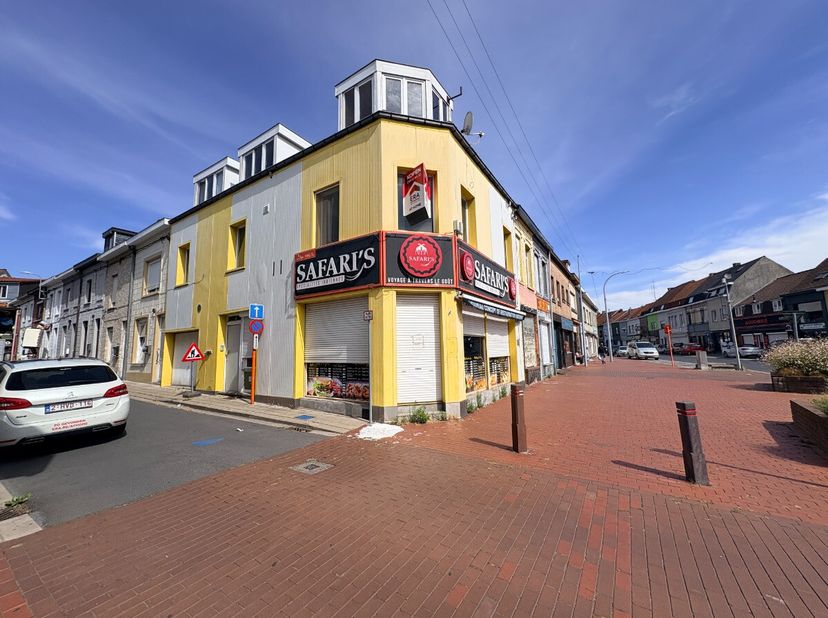 Local commercial avec logement dans le centre de Menen: 225 m² d'espace et de potentiel Découvrez ce local commercial lumineux avec logement à Menen,