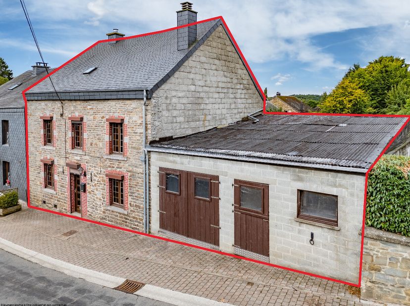 ERA B LUX vous présente une maison pleine de charme située à Arville dans la commune de Saint Hubert, bénéficiant dun emplacement privilégié dans un h