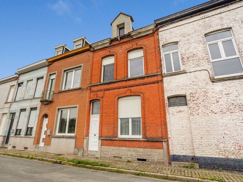 Jolie Maison de Maître avec 5 chambres et terrasse<br />
Cette belle et spacieuse maison à rénover se compose comme suit:<br />
REZ: un grand hall d'e