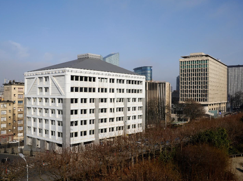Ontdek dit prestigieuze kantoorgebouw van ca. 7.000 m², verspreid over zes bovengrondse verdiepingen en gelegen nabij de iconische Financiëtoren. Deze