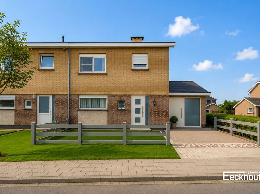 Deze verzorgde woning bevindt zich in een rustige buurt, nabij het centrum van Gistel en is dus gelegen op wandelafstand van winkels, horeca, scholen