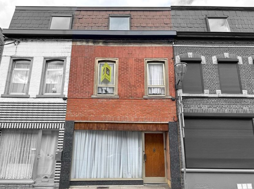 SOUS OPTION - PLUS DE VISITE - Prix: 90.000 euros, frais d'agence non inclus et à charge de l'acquéreur. <br />
Maison d'habitation à rénover et compr