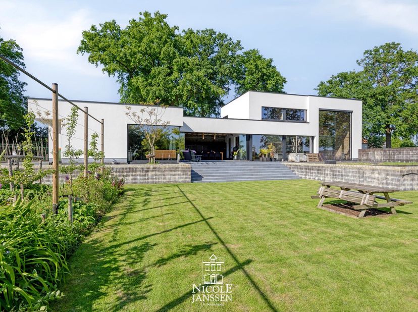 Deze eigendom biedt een unieke combinatie van wonen en werken of dubbel wonen. Het linkergedeelte betreft een totaalrenovatie die momenteel in casco (