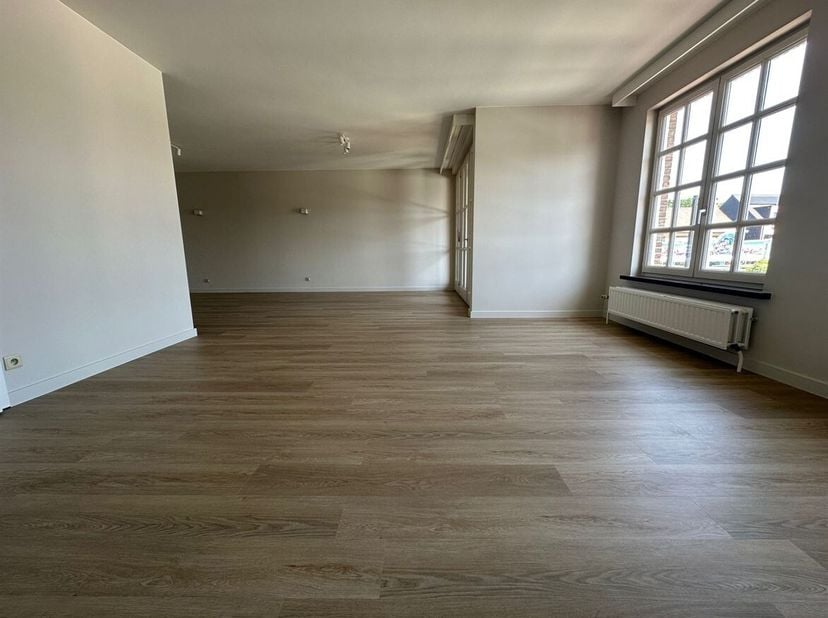 Bel et spacieux appartement en duplex avec 4 chambres à coucher, grande terrasse ensoleillée, jardin, carport et espace de rangement exceptionnel<br /