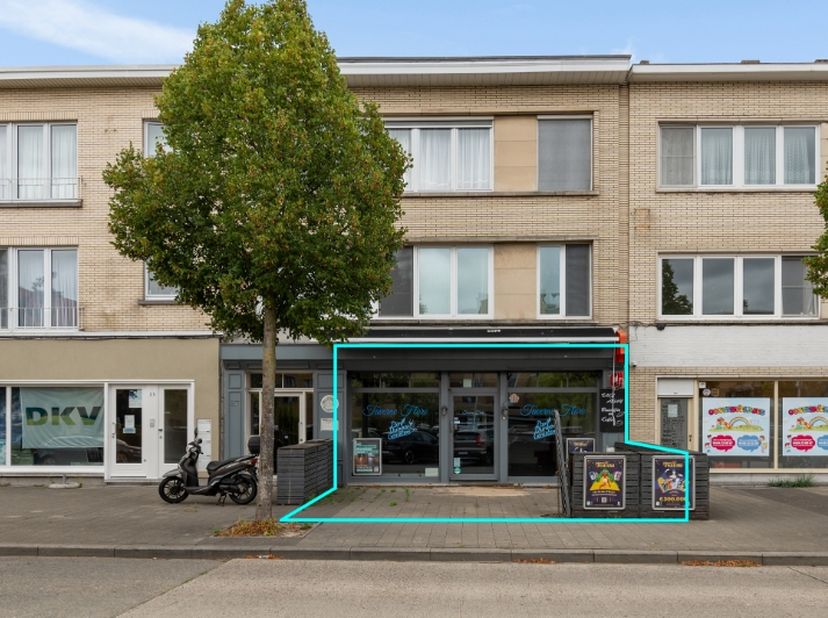 Gunstig &amp;amp; commercieel gelegen handelsgelijkvloers aan de Oosterveldlaan, een zijstraat van de Prins Boudewijnlaan, recht tegenover het ZAS Augusti