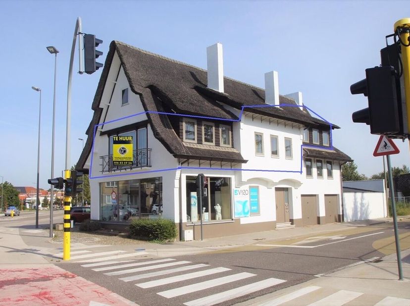 Beschikbaar vanaf 1/10/2026. Dit ruime appartement is prachtig gelegen aan de voetbal van Tienen. Alle benodigdheden op wandelafstand (winkel, bank et