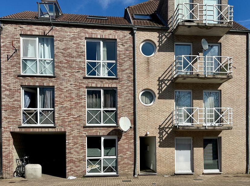 Bent u op zoek naar een interessante investering of een appartement met uitbreidingsmogelijkheden? Dit éénslaapkamer appartement op het 1ste verdiep b
