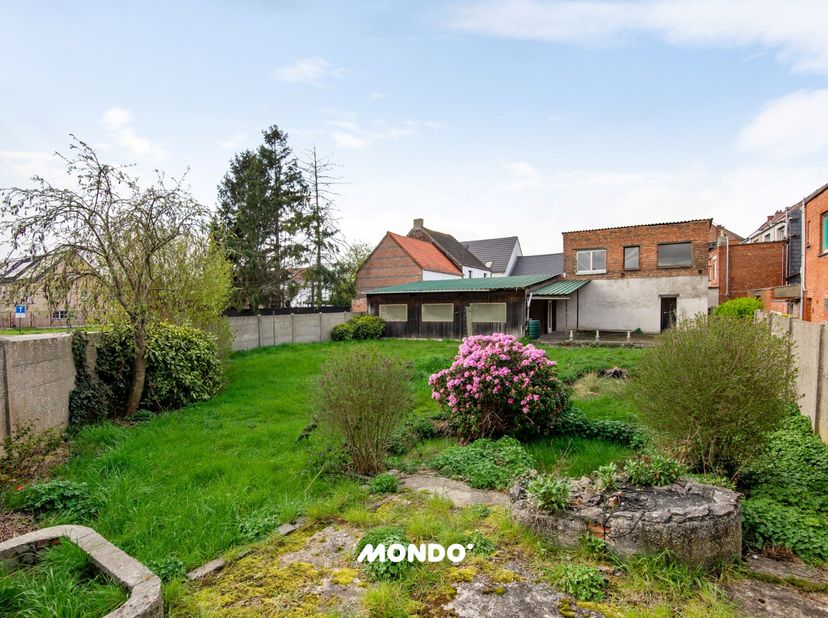 Boomsestraat 82 in Niel biedt een zeldzame combinatie van potentieel, comfort en een strategische ligging. Dit structureel kerngezonde renovatieprojec