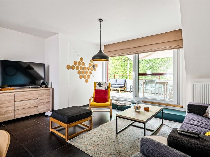 Dit appartementsgebouw, gebouwd in 2006, werd door de jaren heen perfect onderhouden. Gelegen in een autoluw en doodlopende straat geniet deze woning