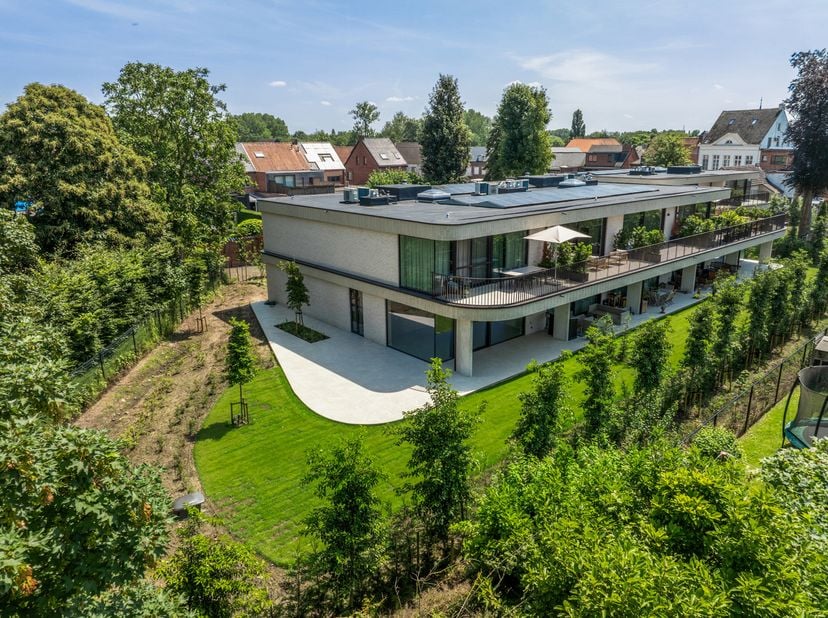 Dit knap, instapklaar nieuwbouwappartement is afgewerkt met hoogwaardige materialen en zachte tinten, ronde vormen en natuurlijke texturen, welke zorg