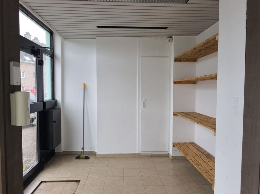 Propriété commerciale avec de nombreuses possibilités dans un emplacement central à Ham<br />
Situation<br />
Situation privilégiée sur la Olmensestee