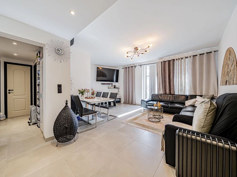 OPTION OPTION Renseignements et visites : 0478/62.24.52<br />
EBIMMO vous invite à découvrir ce superbe appartement rénové dernièrement, situation idé