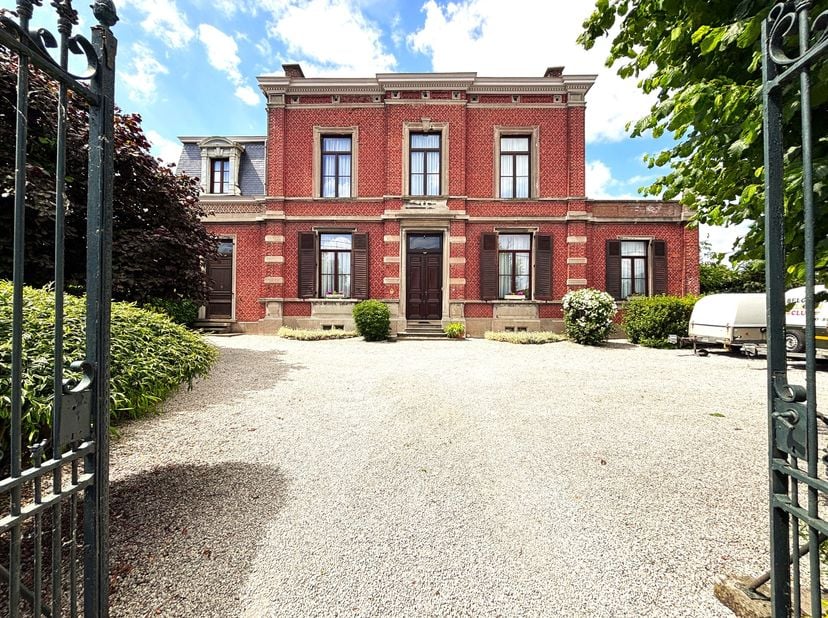 Nichée dans le cadre enchanteur du Parc naturel des Hauts-Pays, entre Mons et Valenciennes, cette remarquable maison de maître déploie toute sa majest