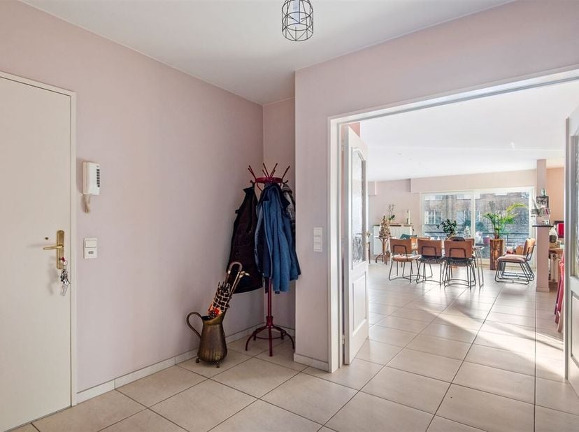 Ligging: Dit ruime en energiezuinige appartement bevindt zich in een kleinschalig gebouw en ligt op een uiterst centrale en praktische locatie, nabij