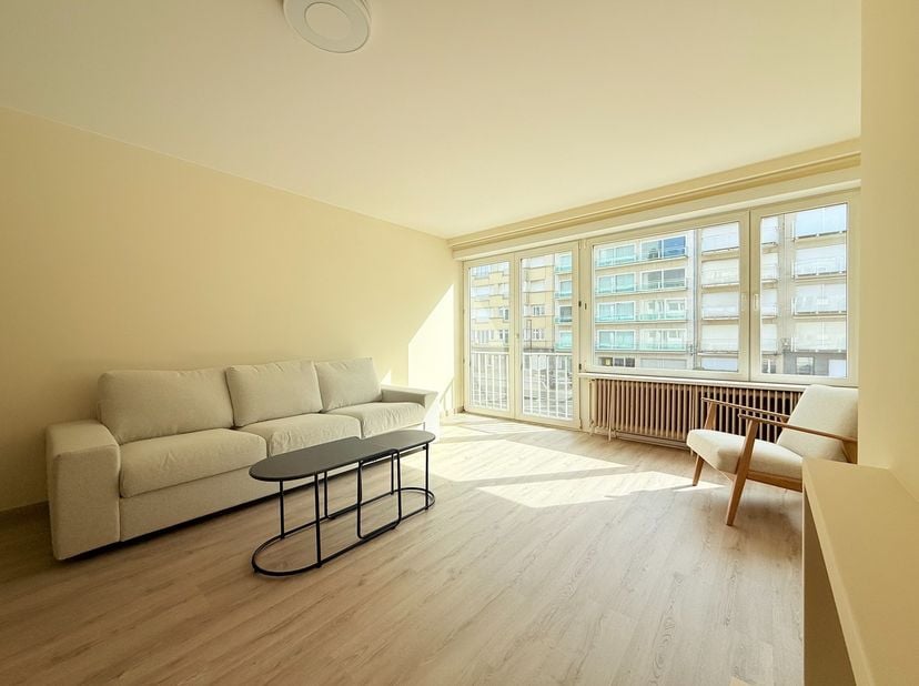 Dit verzorgd en volledig gemeubeld appartement is gelegen aan de Meerlaan, op slechts 50 meter van het strand.<br />
<br />
Indeling:<br />
Inkomhal m