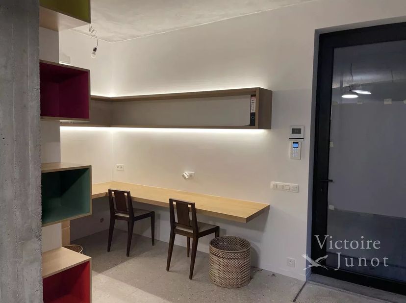 Nabijheid Bascule / Kasteellaan. Kantoor met opbergruimte en geïntegreerd bureau met een oppervlakte van circa 30m², voorzien van een kitchenette en a