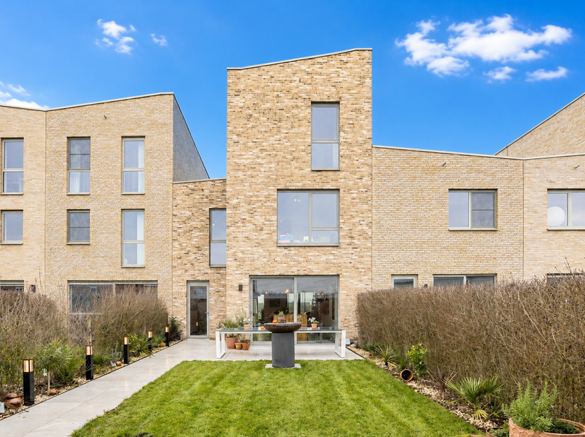 In het rustige en groene Suikerpark te Veurne bevindt zich deze moderne BEN-woning (bouwjaar 2021) met een bewoonbare oppervlakte van 215 m². De wonin