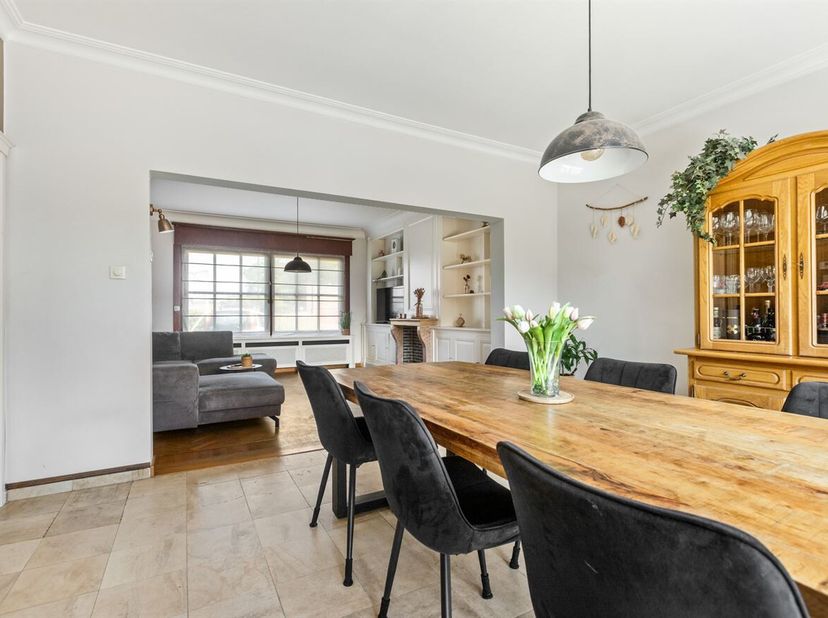 Charmante en ruime gezinswoning met 5 slaapkamers en zonnige tuin in Geel<br />
Bij het betreden van de woning komt u terecht in de ruime inkomhal die