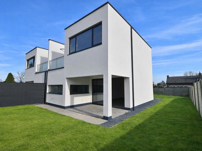 Moderne halfopen woning met 3 slaapkamers in het centrum van Lanaken<br />
Op een prachtige en rustige locatie aan het Heuvelplein in Lanaken bevindt