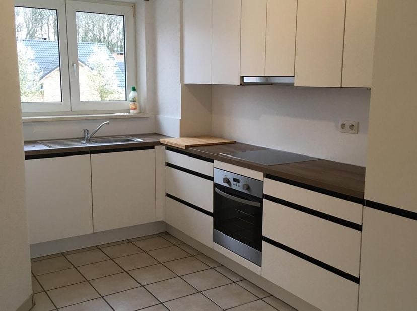 Dit appartement bevindt zich op de eerste verdieping en tweede verdieping en is voorzien van alle modern comfort. Het duplex appartement is gelegen in