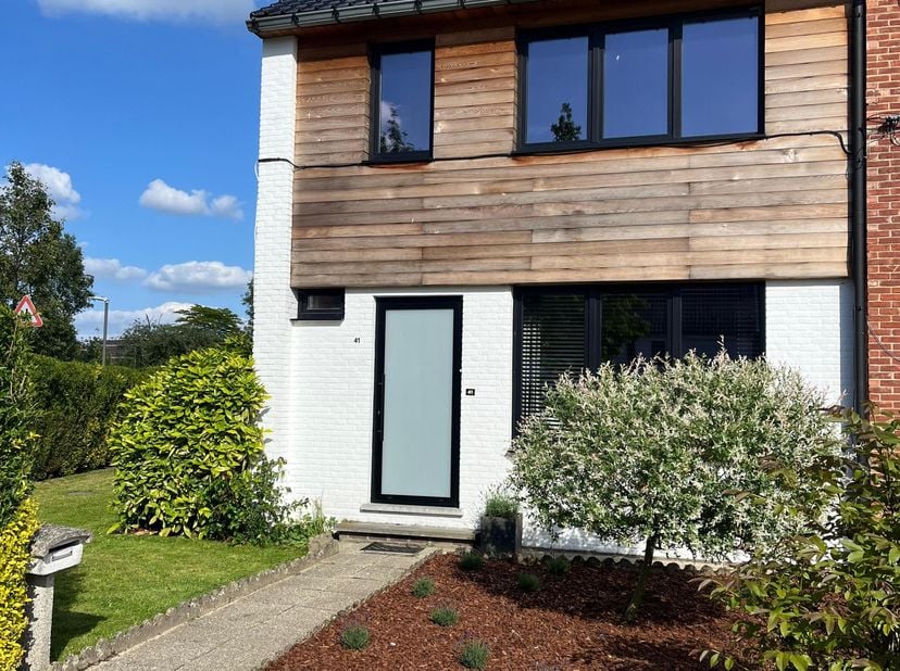 Deze compleet gerenoveerde woning ligt in een zeer rustige straat in een wijk waar alles nabij is. De woning ligt op 5 minuten fietsafstand van het br