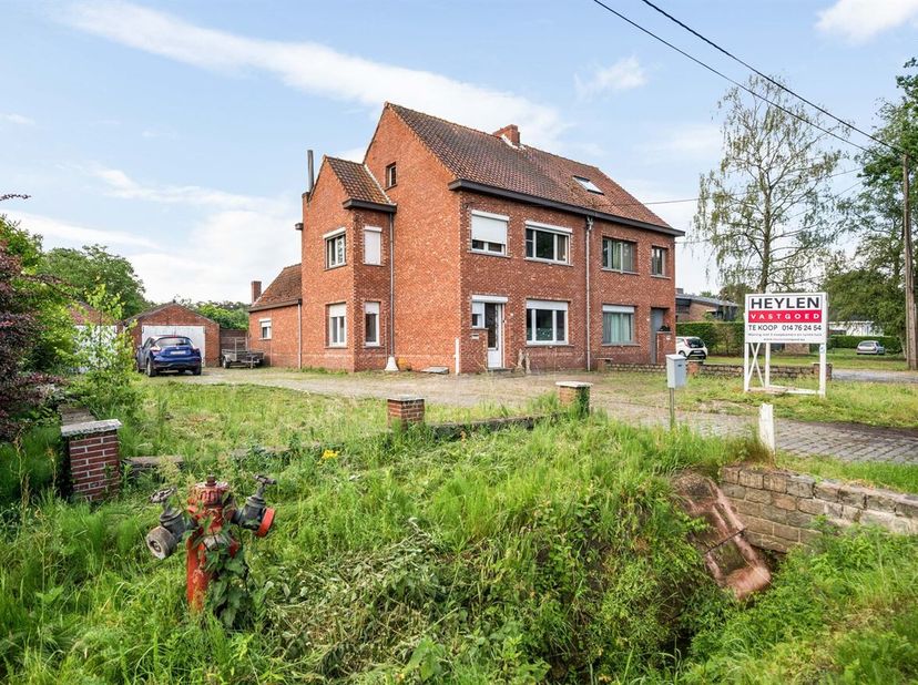 Bâtiment jumelé avec jardin spacieux et double garage<br />
Situation : Située au Molseweg 109 à Geel, cette propriété bénéficie d'un accès facile et
