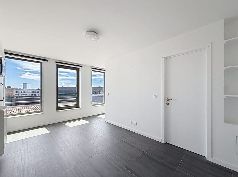 Stadscentrum - Studio van 55 m² (bruto-oppervlakte volgens EPC) met panoramisch terras. Deze studentenstudio bevindt zich op de bovenste verdieping va