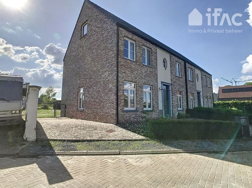 Prachtig afgewerkte energiezuinige villawoonst met ruime tuin, uiterst rustig gelegen in doodlopende straat op wandelafstand van het centrum van Duisb