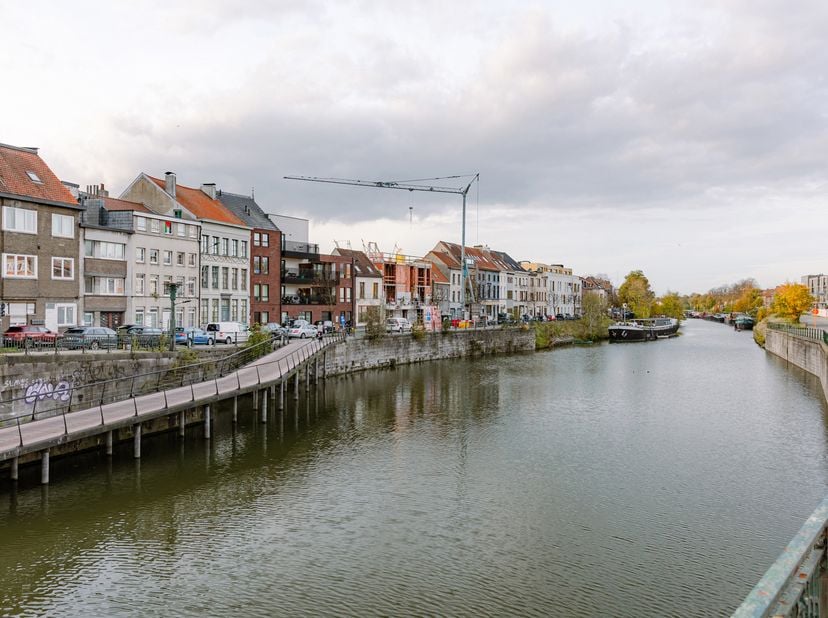 Aan de Zuidkaai bevindt zich dit nieuwbouw appartement (van 2015) met twee slaapkamers, een gezellig terras en een uitstekende ligging nabij het centr