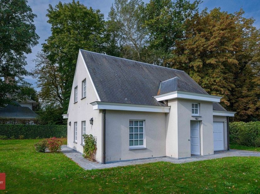Inkomhal, living, ingerichte keuken, bijkeuken, 3 slaapkamers, badkamer, douchekamer, dressing, zolder, garage en aangename tuin met zonneterras. In n