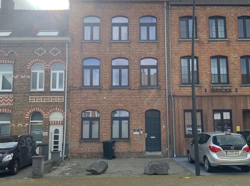 Koksijde - A VENDRE - Bien générateur de revenus !<br />
Maison étudiante avec 9 chambres. LOUE. Avec un rendement annuel de pas moins de 8 %.<br />
P