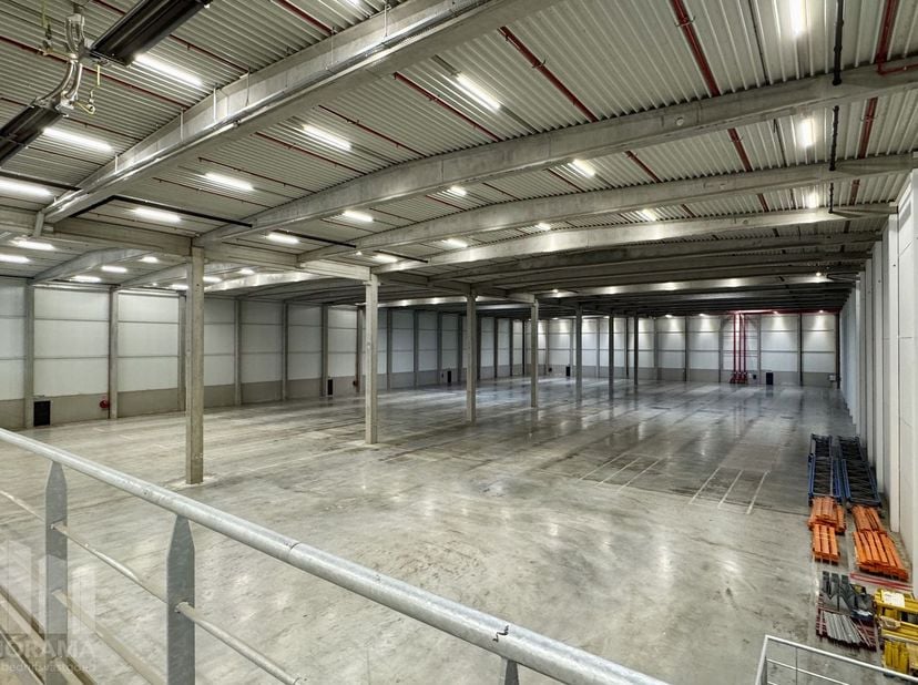 Uitstekend gelegen bedrijfsgebouw met een totale magazijnoppervlakte van 6.515 m², 756 m² mezzanine&amp;nbsp; en 190 m² kantoren te huur.&amp;nbsp;<br />
<br