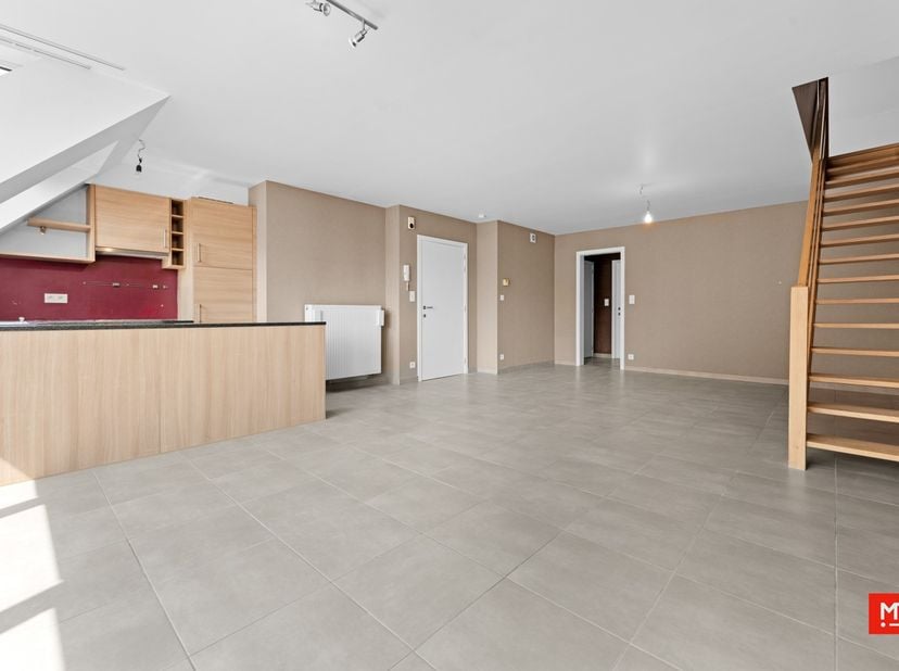 In de dorpskern van Beselare, op wandelafstand van winkels, scholen en alle dagelijkse voorzieningen, vinden we dit op te frissen duplexappartement. H
