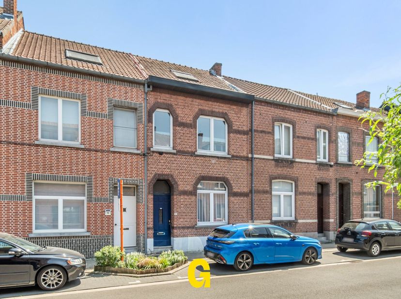 Langs de Muggenstraat ter hoogte van nummer 13 bevindt zich dit karaktervolle rijhuisje met drie slaapkamers en een leuk stadstuintje, op 1a25ca.<br /