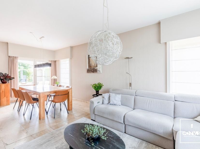 Deze perfect onderhouden woning met drie slaapkamers is gelegen in een aangename en residentiële woonwijk in het mooie Drongen.<br />
<br />
Via de ru