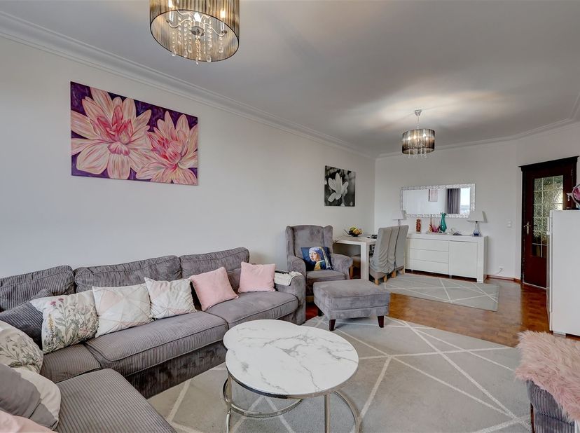 Zeer licht appartement met 2 terrassen staat te koop op de Rooiboslaan 74, niet ver van de Bist te Wilrijk.<br />
<br />
Dit appartement met 2 slaap
