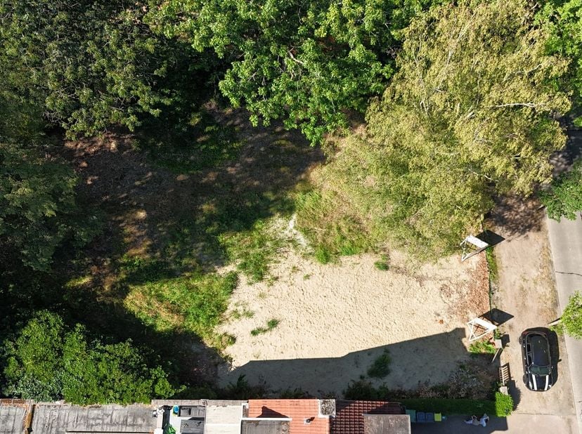 Droomt u ervan uw eigen woning te bouwen in het groene Brasschaat? Op deze bouwgrond van 600m² in de Hoge Kaart krijgt u de kans om een thuis te creër