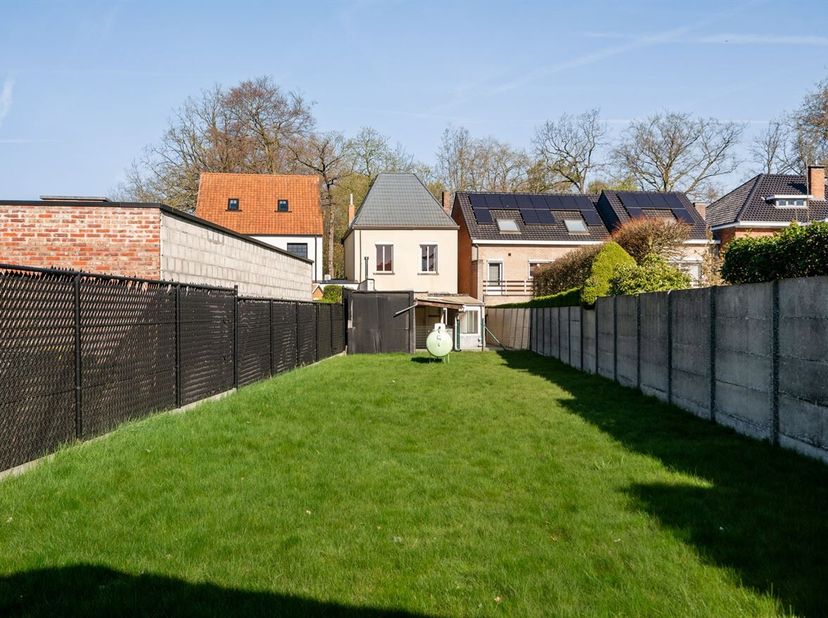 Te renoveren charmante woning met 3 slaapkamers op 490m²<br />
Ligging:<br />
De woning geniet van een goede bereikbaarheid dankzij de nabijheid van d