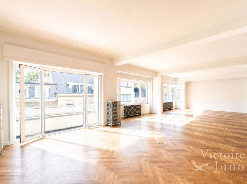 Victoire-Junot heeft het genoegen u exclusief dit prachtige karaktervolle appartement van ca. 260 m² voor te stellen, gelegen op de 3de verdieping van