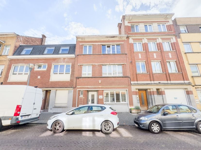 Trianon Invest biedt u dit vastgoedcomplex aan, gelegen nabij alle voorzieningen, bestaande uit een achterliggende werkplaats met een oppervlakte van
