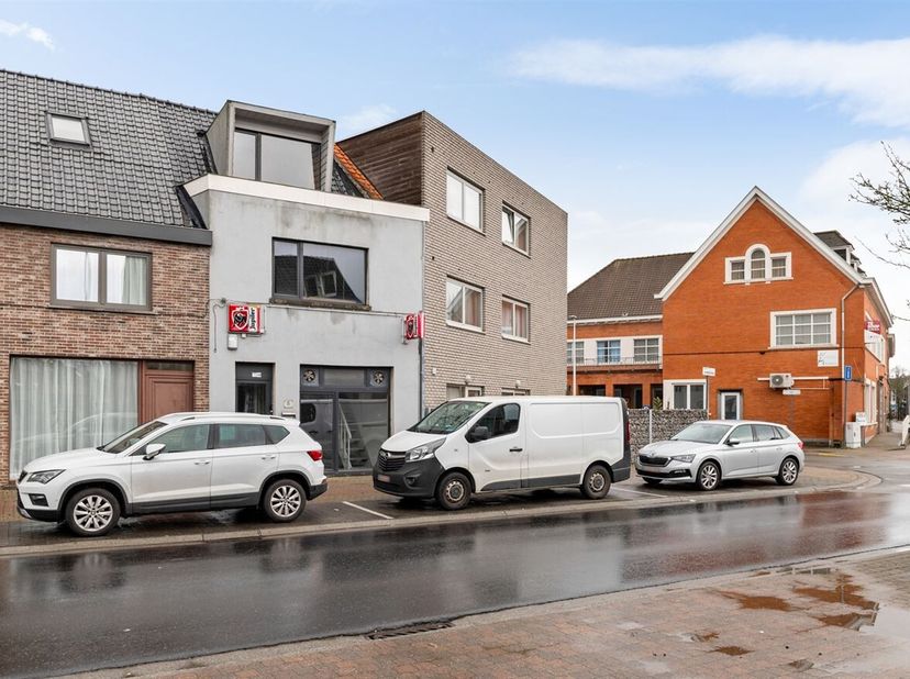 Openhuizendag op zaterdag 13 juni van 13u00 - 14u00.<br />
Commercieel handelspand met potentieel in het centrum van Lokeren<br />
Ligging<br />
Geleg