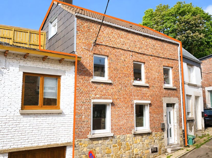 Maison mitoyenne en bon état (+/- 137 m² d'après PEB) 2 chambres située à Jupille. Elle se compose comme suit : Sous sol: 1 cave. Rez-de-chaussée : ch