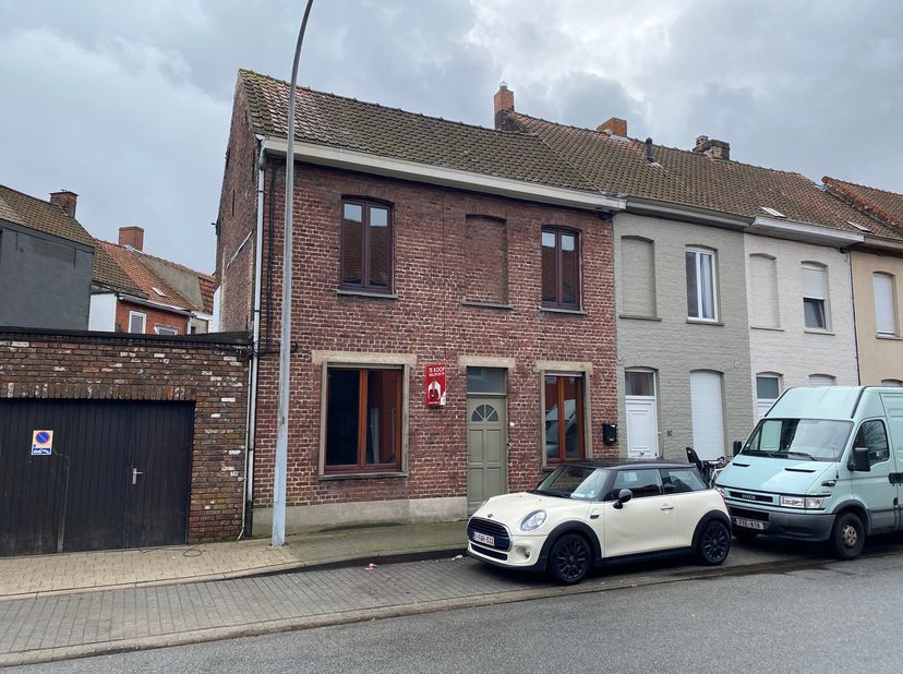 Deze rijwoning werd een aantal jaar verhuurd en is nu toe aan een opknapbeurt. Dubbele beglazing en centrale verwarming zijn al aanwezig. De woning be