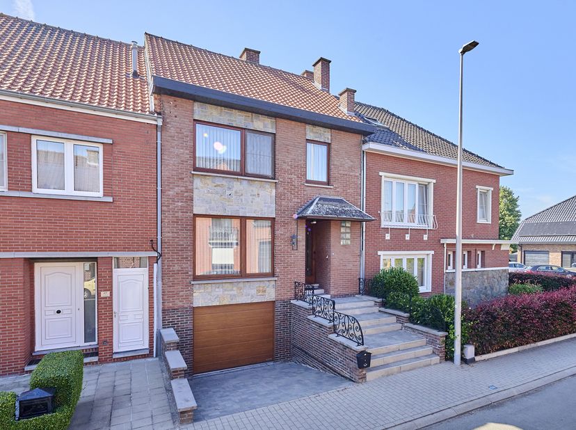 Goed onderhouden rijwoning met drie slaapkamers op toplocatie - ruime kelder en inpandige garage. Praktisch ingedeelde woning aan de Wijkmolenweg 15 o